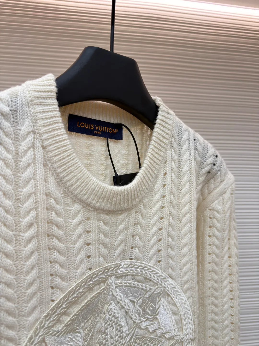 LOUIS VUITTON Cable knitted logo sweater ●Original version: Purchased and developed for 14100 ●Item number: 1681613-B20 ●Fabric: wool blended fabric ●Technology: Cable knitting ●Color: off-white ●Version: fitted version ●Weight: about 535 grams ●Size: S-M-L-XL ●Description: Made of cotton and wool blended fabric, the fabric composition is %25 lambswool, 75% cotton. The imported woolen fabric is woven into a cable pattern with a 7-needle machine, and the embroidered logo on the chest is embroidered by an imported Tajima embroidery machine. It took 12 times to make the embroidery consistent with the original version, and the cost of pattern making is as high as 8,000+. Garment wash fixes the shape of the garment while removing wool impurities and odors. Increases softness and softness. This long-sleeved crew neck shirt is made of loose cotton-wool blend cable knit, with a light and breathable silhouette, interpreting the cruising theme of the series. The LV Compass embroidered patch on the front incorporates LV letters and Monogram flowers, adding a sophisticated touch to the casual look. The overall wiring is straight and delicate, the fabric is comfortable and soft, and the color is consistent without color difference. It can be matched with the same style to create a fashionable look and control various occasions. Customized accessories, complete with three standards, same style for men and women!